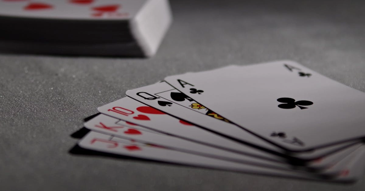 Карты блэкджек на игровом столе в казино с фишками